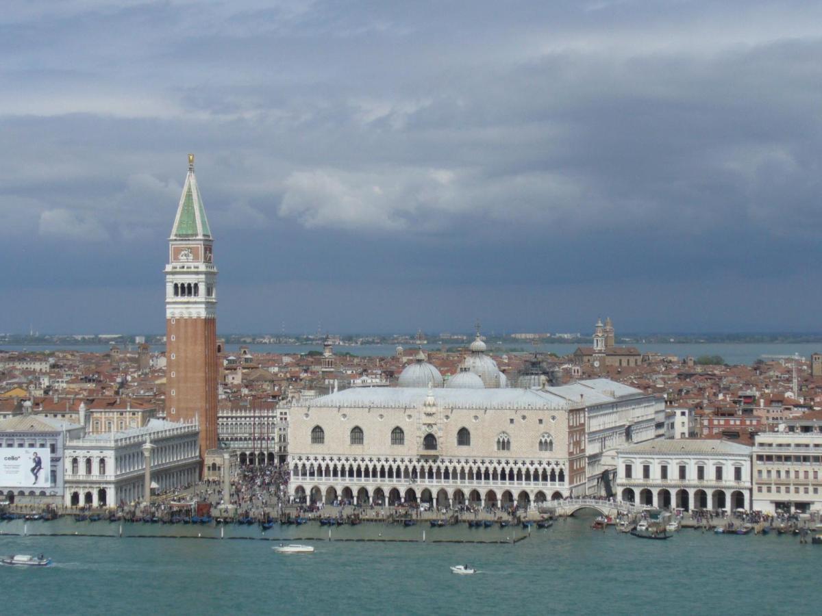 Raggio Di Sole Dietro Piazza San Marco Venice Exterior photo